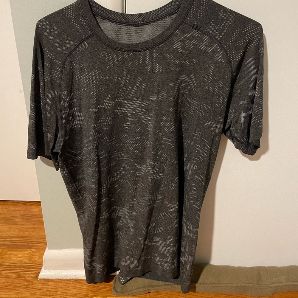 2 large 1 medium mens lululemon short sleeve tees